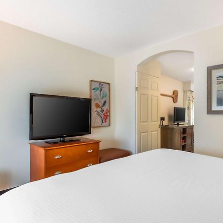 אמס Best Western Plus University Park Inn & Suites מראה חיצוני תמונה