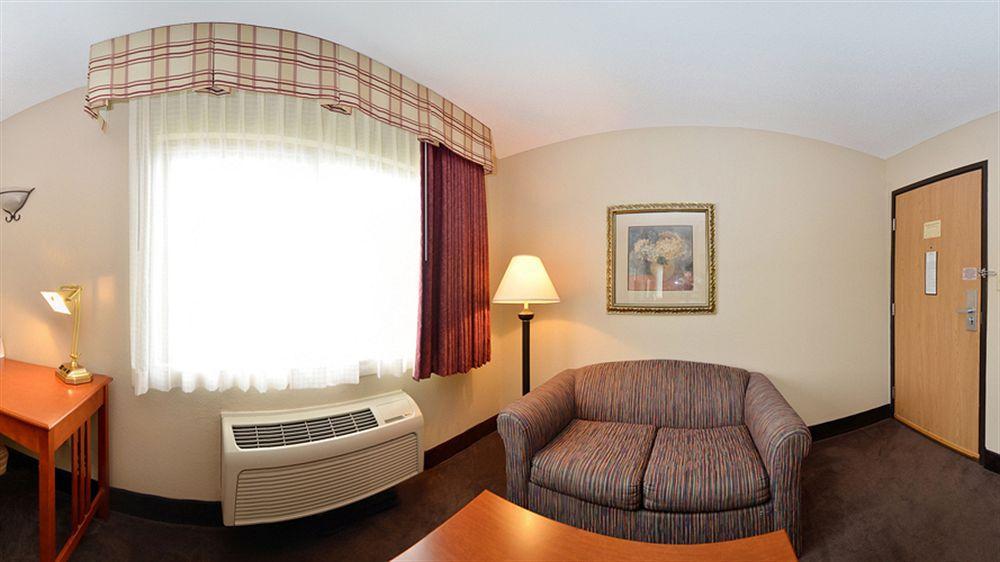 אמס Best Western Plus University Park Inn & Suites מראה חיצוני תמונה