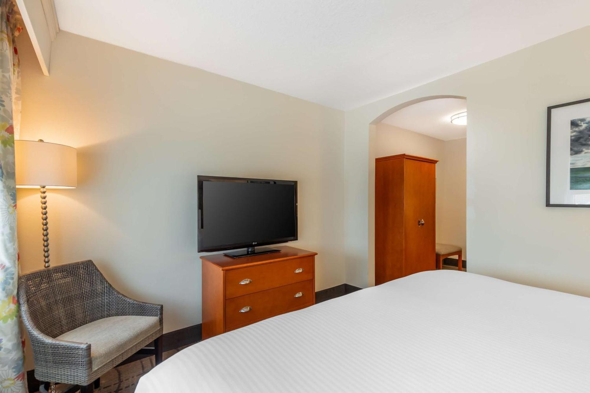 אמס Best Western Plus University Park Inn & Suites מראה חיצוני תמונה