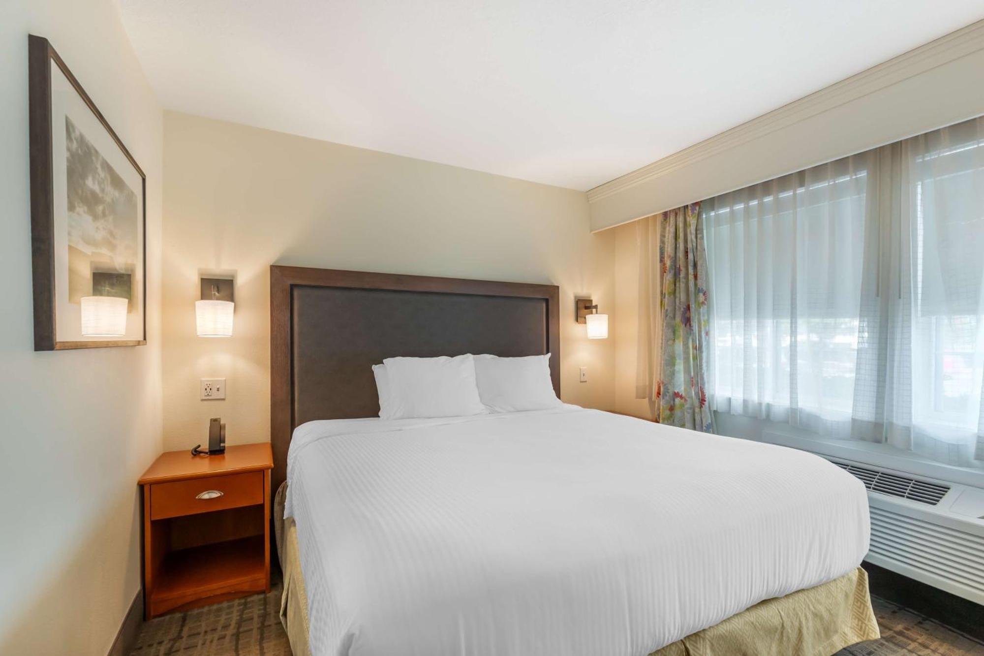 אמס Best Western Plus University Park Inn & Suites מראה חיצוני תמונה