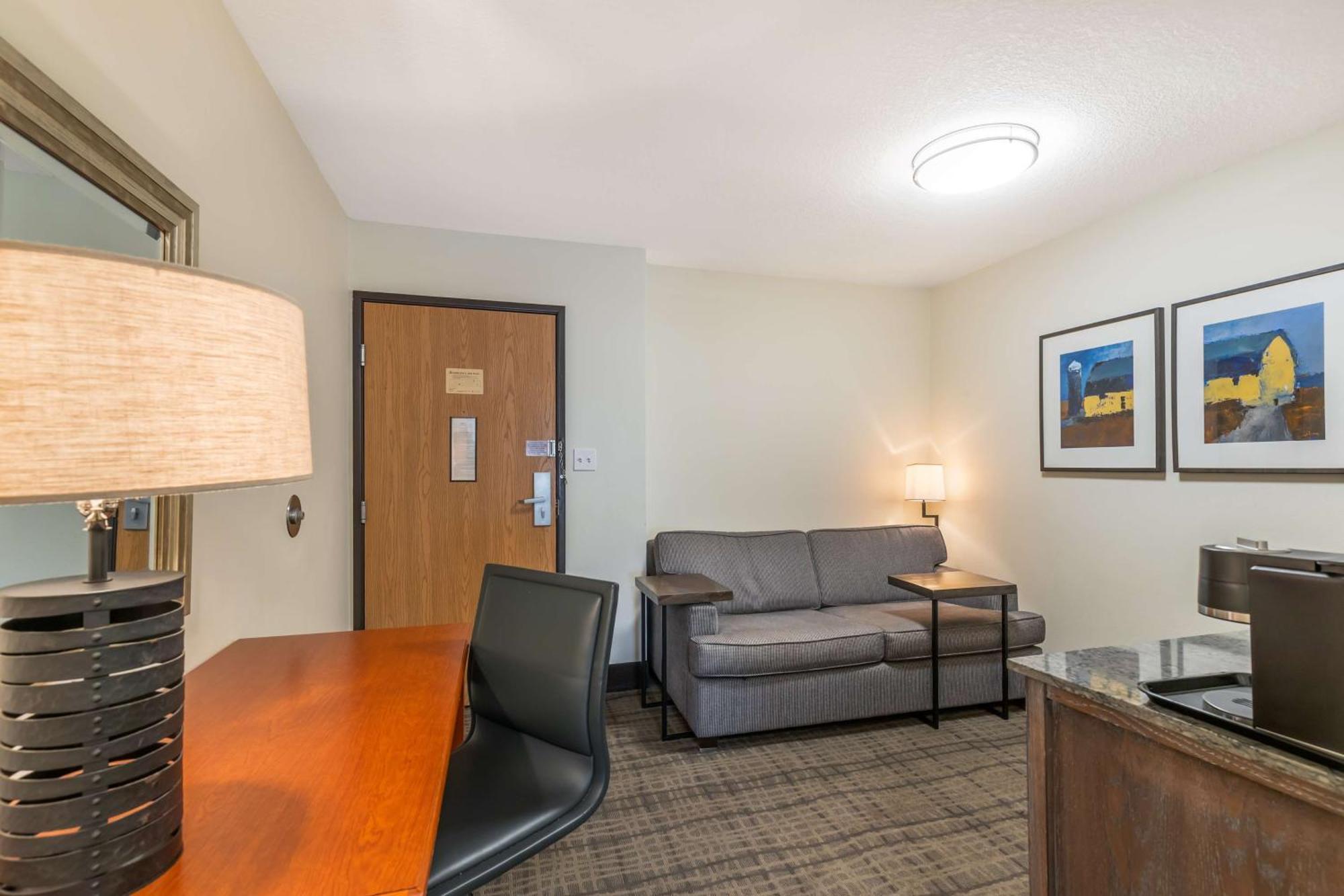 אמס Best Western Plus University Park Inn & Suites מראה חיצוני תמונה