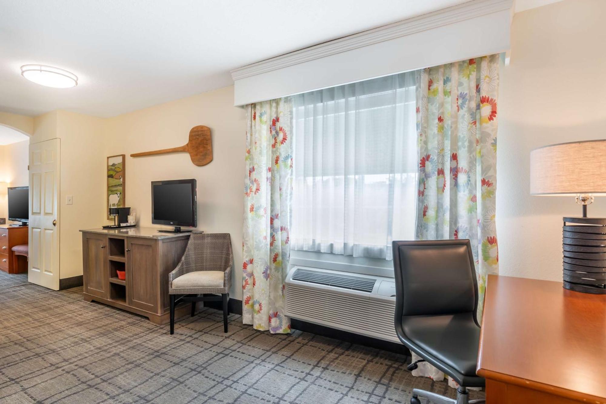 אמס Best Western Plus University Park Inn & Suites מראה חיצוני תמונה