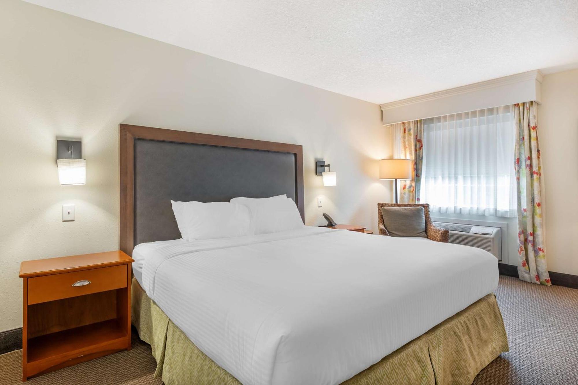 אמס Best Western Plus University Park Inn & Suites מראה חיצוני תמונה