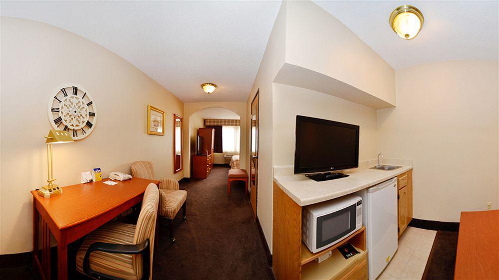 אמס Best Western Plus University Park Inn & Suites מראה חיצוני תמונה